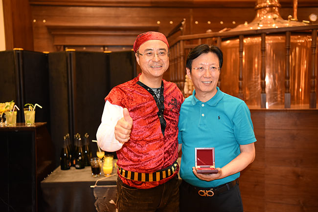 理光金子豐董事長(zhǎng)向普天達(dá)頒獎(jiǎng)