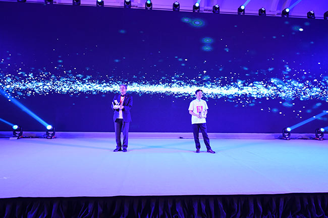 理光公司董事長(zhǎng)與普天達(dá)宋總放飛無(wú)人機(jī)