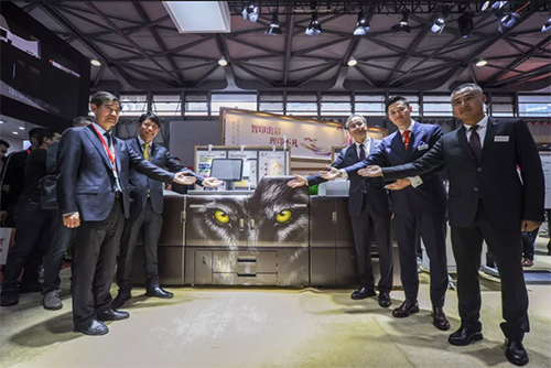 中國印刷技術協會常務副理事長褚庭亮先生與理光高層一起揭開了RICOH Pro C7200X色酷版彩色數碼印刷系統的神秘面紗