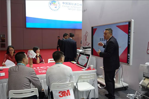 為客戶進行電子互動顯示器的演示