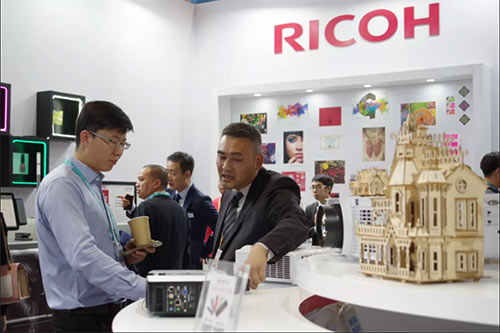 為客戶介紹理光投影機